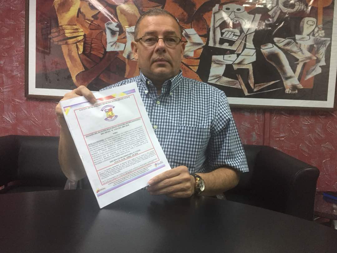 Alcalde Luis Guevara Marrón, por Decreto, exhorta a todos los comerciantes a que se ajusten a la legalidad y acepten todos los billetes y monedas del cono monetario